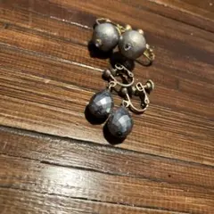 オリジナル　グレーのドロップ型とシルバーチャームのイヤリング2個セット