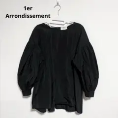 バルーンスリーブ 黒シャツ　タフタブラウス　ノーカラー