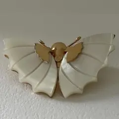 蝶デザインのブローチ