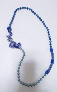 ネッティングバリエーションのロングネックレス