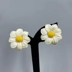 232ヴィンテージ 樹脂　花デザイン イヤリング ホワイト イエロー