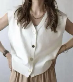 【新品】BONJOUR SAGAN ゴールド釦ボクシーニットベスト／オフホワイト