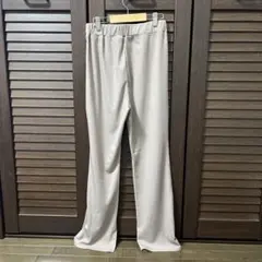 これからの時期にピッタリなベージュのワイドパンツ