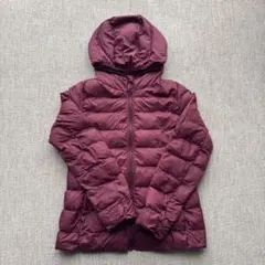 ユニクロ キッズ 軽量ダウン風 フーデッドジャケット 140 バーガンディ