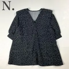 ナチュラルビューティーベーシック 美品 ドット Vネック スクエアカラーブラウスのサムネイル