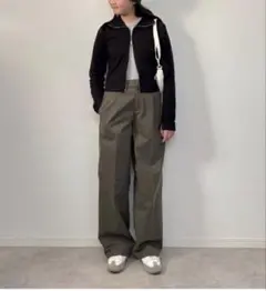 新品未使UNIQLO タックワイドパンツ　M カーキ