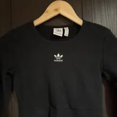 adidas ブラック クロップド長袖トップス