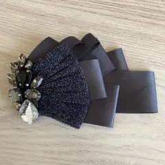 ビジュー付き黒いヘアアクセサリー