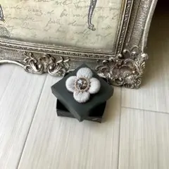 ぷっくり艶めくお花の刺繍ブローチ　クラシカルシルバーグレー　スワロフスキー