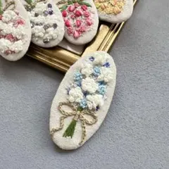 ハンドメイド　刺繍ブローチ　リボン　ブーケ① 青