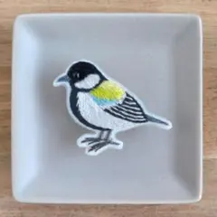 【シジュウカラ】刺繍ブローチ　ハンドメイド　鳥　野鳥　動物　小動物　刺繍