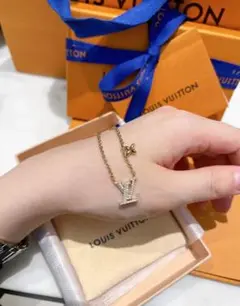 Louis Vuitton LVロゴネックレス