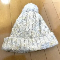 ケーブル編みポンポン付き帽子