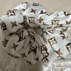 ホワイト ブラウン シュシュ