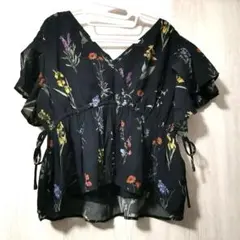 美品花柄トップスのサムネイル