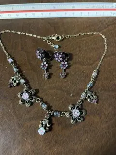 アビステのイタリア製フラワーモチーフ ネックレスとイヤリングセット