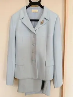 ライトブルー スーツ　東京イギン　ベルカレント ブローチ付き