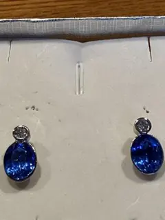 ブルーのスワロフスキーの石使用ピアス