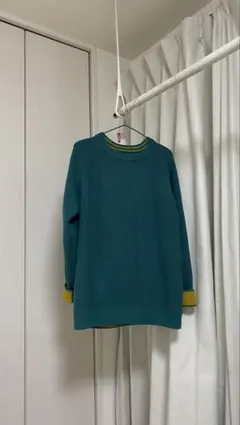 グリーン・イエロー配色クルーネックニット