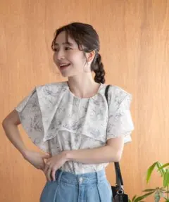 VIS 【防シワ・洗える】【2WAY】ラッフルフリル半袖ブラウス 花柄 ホワイトのサムネイル