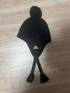 オガサカ　ニット帽 ポンポン付き 耳あて　ブラック