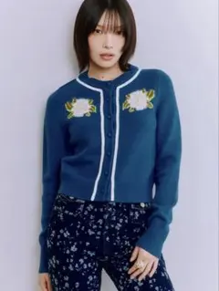 LILY BROWN（リリー ブラウン）フラワーモチーフカーディガン　BLU