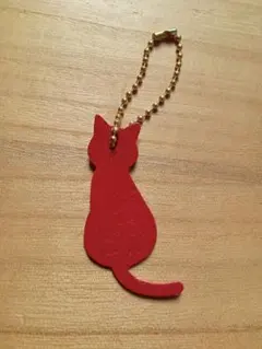 革のチャーム　ネコ型　赤色　キーホルダー