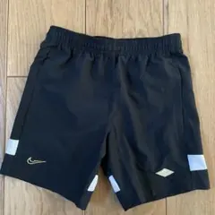 ◎美品◎ Nike ハーフパンツ 黒 ゴールドロゴ　130