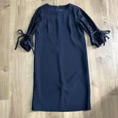 黒いレースの長袖膝丈ワンピース