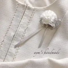 小さなシンプルコサージュ　入学式　卒業　卒園　入園　ハンドメイドホワイトシルバー