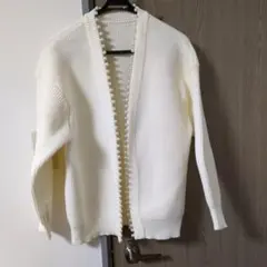 ホワイトリブ編みカーディガン パール装飾付き