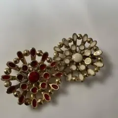 Vintage赤と白の花形ブローチ2個セット