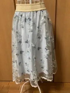 アクシーズファム　刺繍入り水色フレアスカート