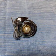 銀色のパール付きブローチ