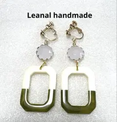 ホワイト　グリーン ツートーンカラー　オーバルフープ　ゴールド　イヤリング