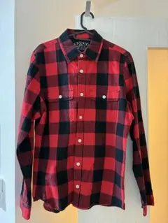 赤と黒のチェック柄　長袖シャツ