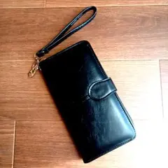 黒い合成皮革の長財布