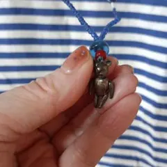 クマのチャーム付きロングネックレス