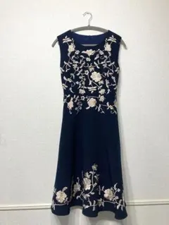 cawaii 刺繍入りノースリーブひざ丈　ワンピース　フォーマル　紺色のサムネイル