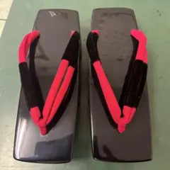 伝統的な木製下駄 赤い鼻緒