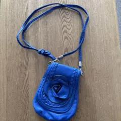 青い花モチーフ スマホショルダーバッグ