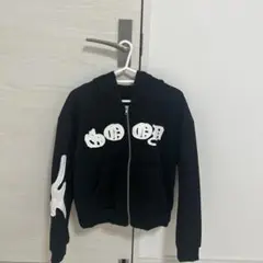 黒のデザインパーカー