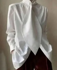 ネクタイ付き　ホワイト長袖シャツ　ブラウス