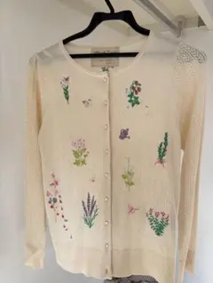 【新品✨】レディースM可愛いお花刺繍カーディガン　ホワイトベージュ　肌触り良い