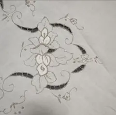 刺繍　テーブルクロス
