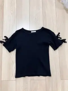 リボン付き黒半袖Tシャツ