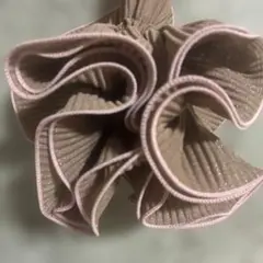ベージュ グリッター プリーツシュシュ
