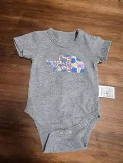 ノースフェイス　ロンパース　70　グレー　ロゴ　新品未使用