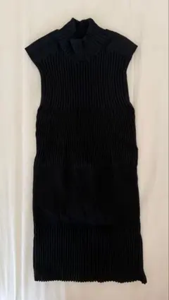 黒いリブ編みノースリーブトップス