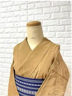 【新品未使用】しつけ付き 木目調 流水文様 袷着物 色無地 黄土色 粋モダン